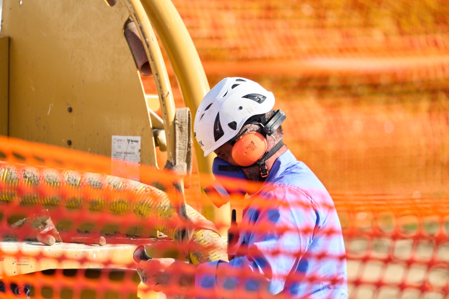 Operatore al lavoro su un impianto di perforazione HDD